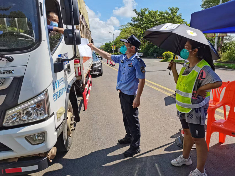 "在美台g98高速互通卡点,临高县公安局卡点执勤民警李增正对要进入