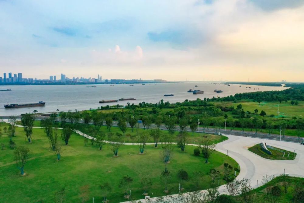 公园交通便捷,停车方便,周边江北新区市民中心,扬子江国际会议中心等