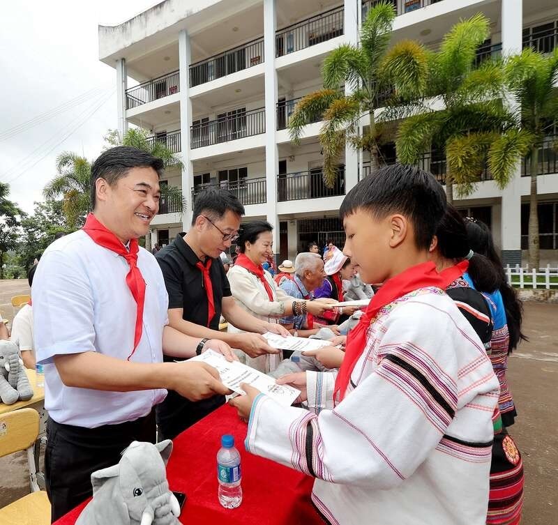 基金会名誉理事长曹孟良和基诺山基诺族乡中心小学校长邹鹏先后致辞