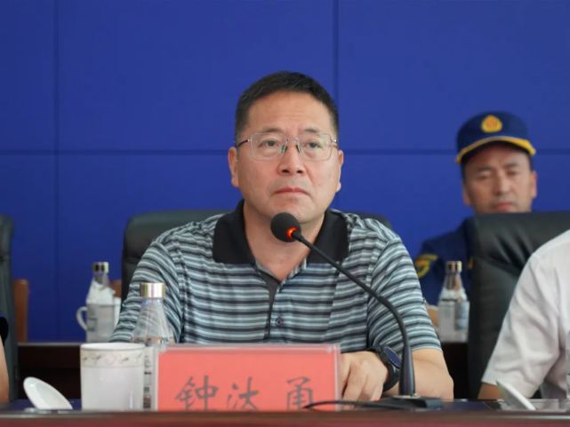 铜仁市委副书记,市政府常务副市长钟汰甬到铜仁市消防救援支队调度
