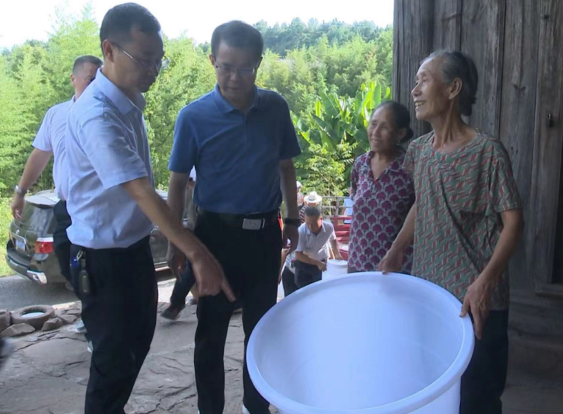 抗旱减灾进行时当好行动派易中华到沅陵镇督导抗旱减灾等重点工作