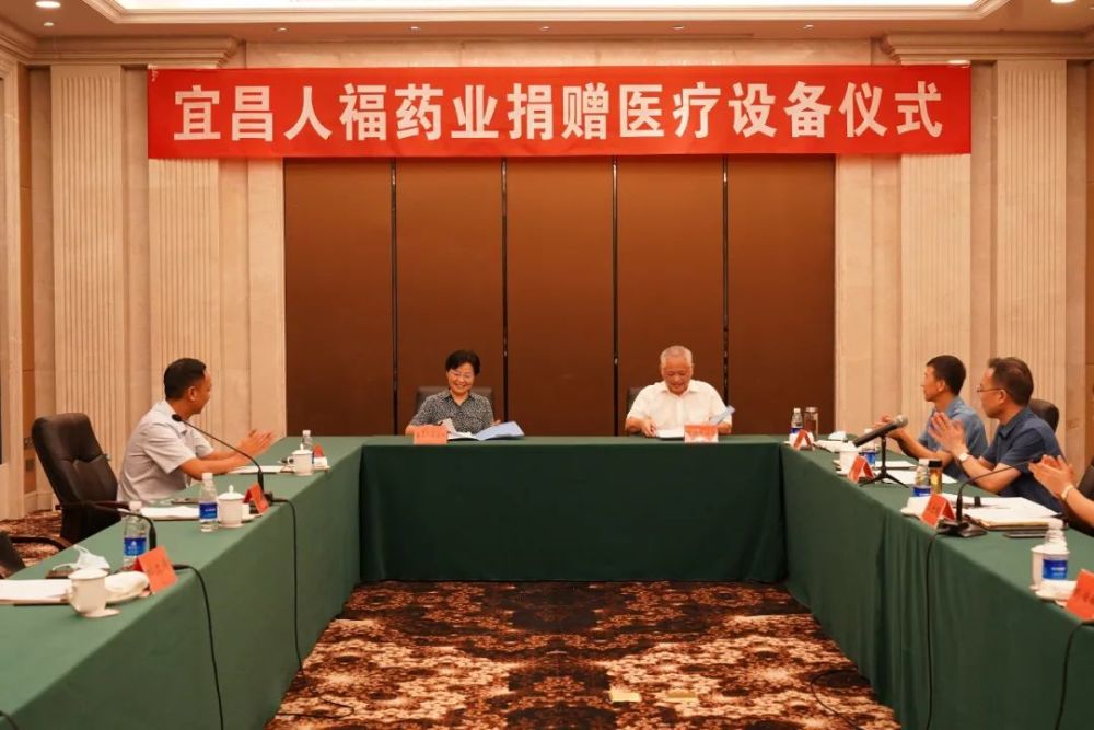 公司副总裁,总工程师李莉娥与市红十字会党组书记,常务副会长熊耀传