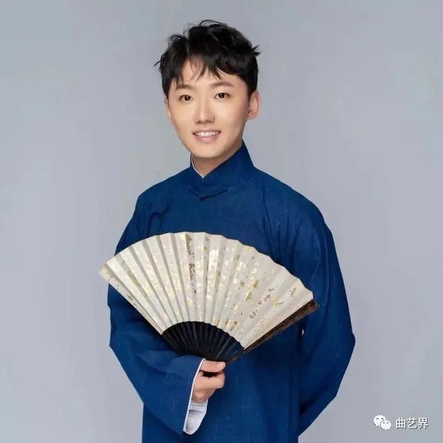 窦晨光毕业于中国北方曲艺学院,师从曲艺名家王佩元.