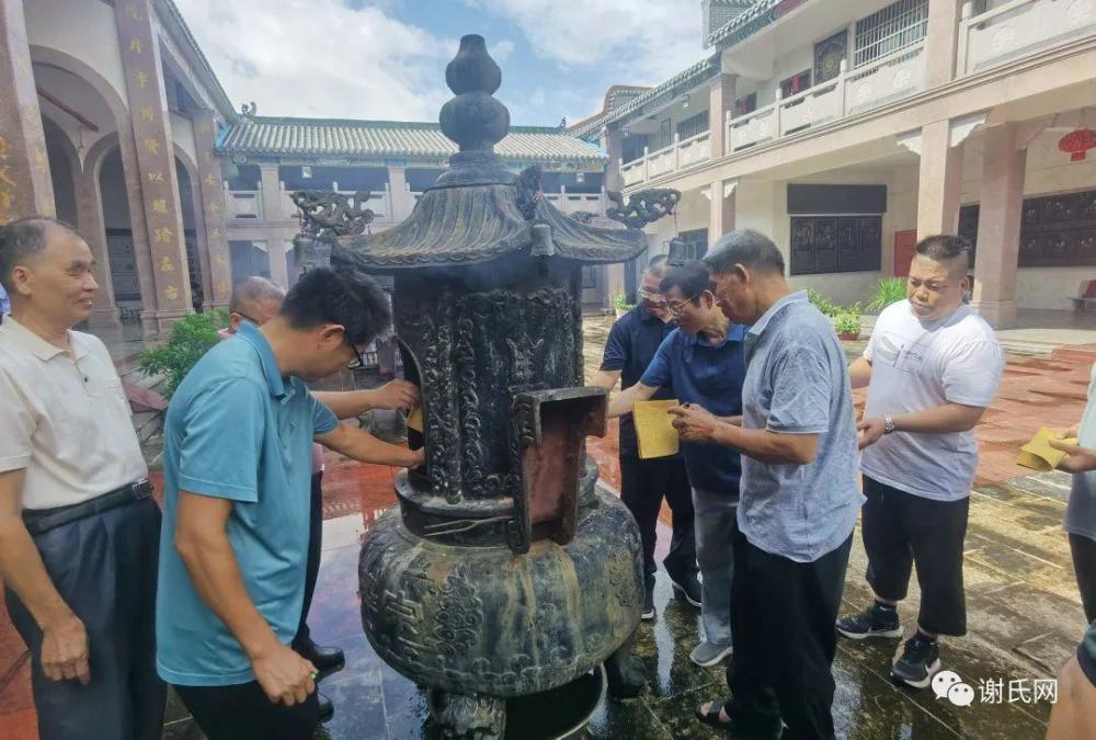 祭祖仪式上午10点多,在礼生谢信芳,谢启芳的主持下社垌谢氏理事会会长