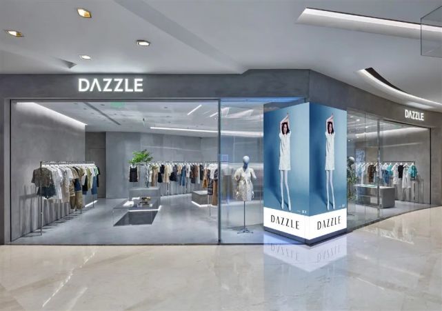 港汇恒隆全新dazzle店铺拥有国际化的当下潮流视野和多元化矛盾平衡