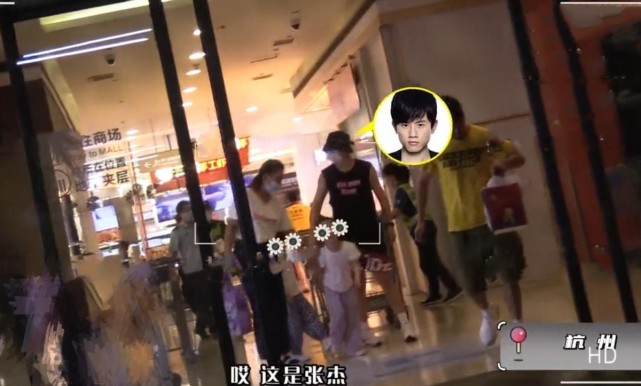 谢娜一家五口带保姆逛商场!和张杰分工带娃,1岁小女儿酷似爸爸