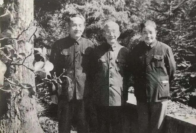 左起:秦含章,陈騊声,朱宝镛1922年,陈騊声毕业于北京工业大学应用