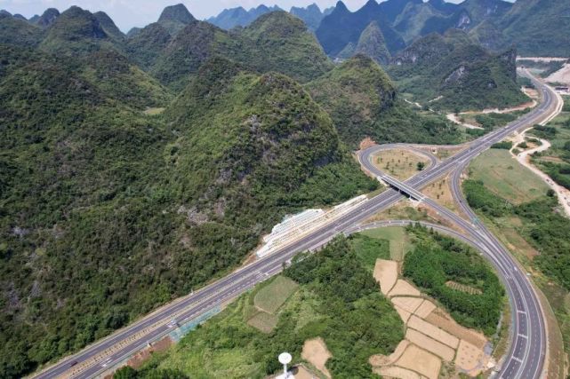 8月24日,无人机拍摄的桂河高速公路广西柳州市融安县大良镇路段.