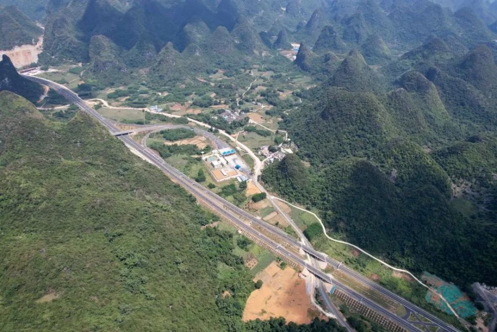 8月24日,无人机拍摄的桂河高速公路广西柳州市融安县大良镇路段.