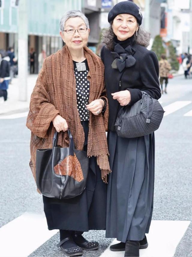 女人过了60岁初秋衣服别乱穿学学日本博主的穿搭优雅时髦