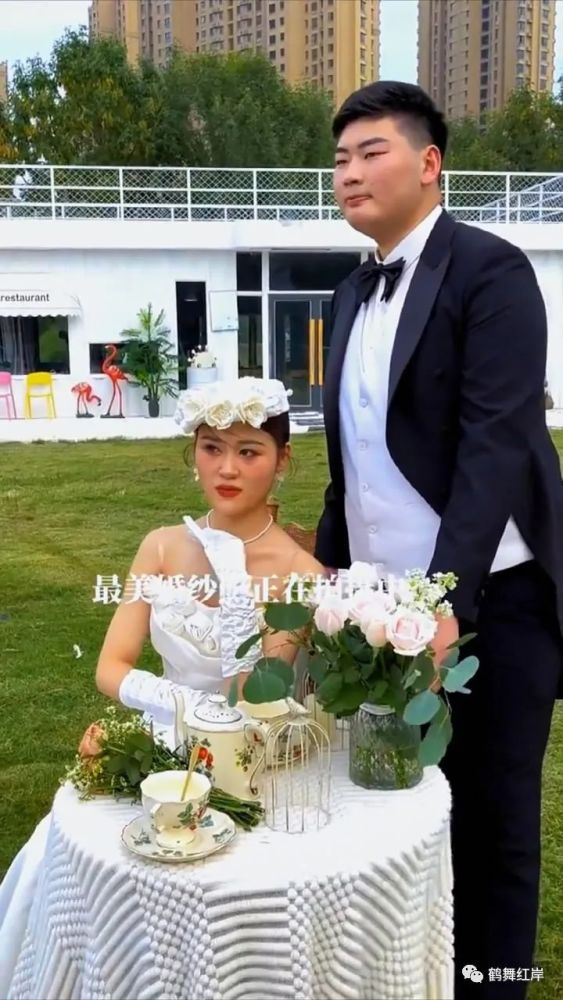 大衣哥儿媳陈萌首次公开和朱小伟拍婚纱照网友比陈亚男漂亮