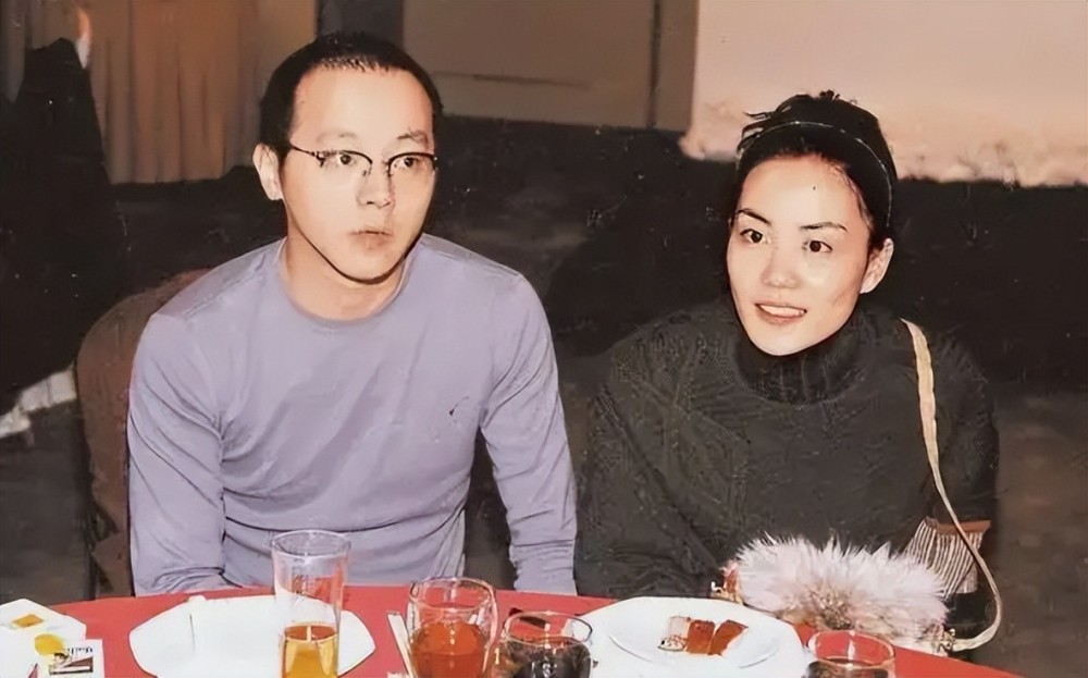 李亚鹏请窦唯前妻家中聚会两人玩游戏不避嫌网友贵圈捋不清