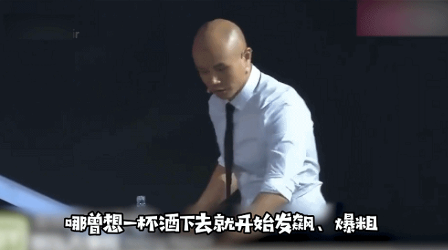 而乐嘉依然在台上撒酒疯,大声喊道"他们可能认为我在做一个节目,老子