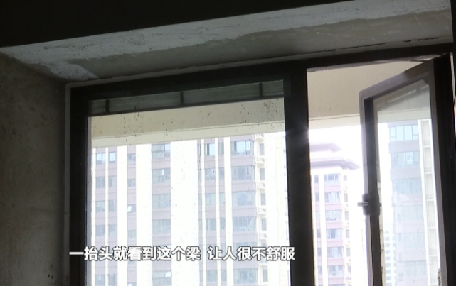 许先生住在10楼,他房子主卧窗户外斜上方也有一根横梁,遮挡了光线和