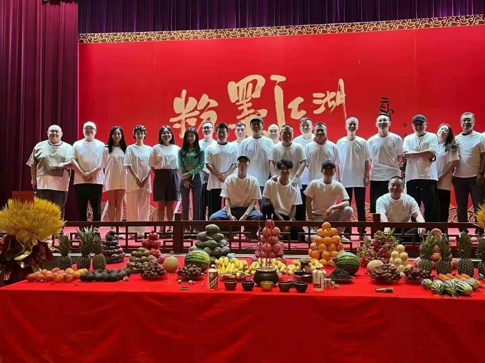 因为之前尚筱菊就晒出了自己和秦霄贤以及郭德纲,刘德华在酒桌旁的
