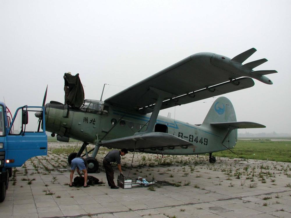 带翼尖小翼的运-5b通用飞机作农用机使用的运-5b运-5c军用跳伞训练机