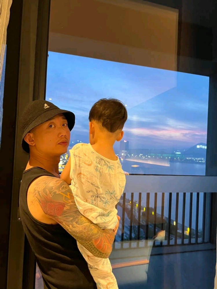 嘻哈歌手gai周延晒生活近照2岁儿子正面曝光网友gai哥瘦出天际
