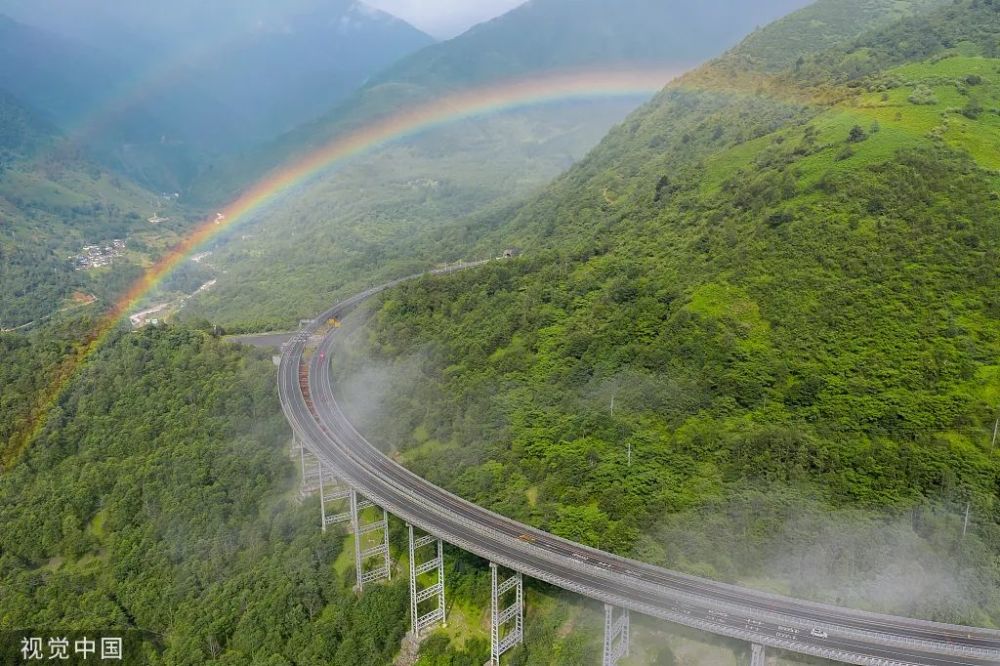 这些原本难以逾越的天堑已然变成通途,逢山开路遇水架桥,让人们的旅途