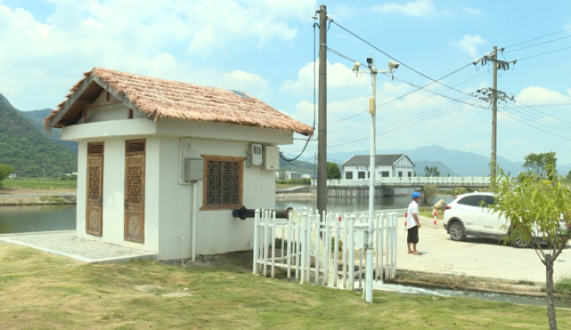 走进曹村镇丁凤村的大池泵房,抽水泵嗡嗡发出轰鸣,一股股清澈的水流正