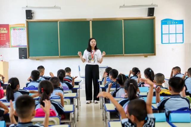 开学啦！ 南宁多所学校揭牌，4.02万个学位今秋“上新”_腾讯新闻