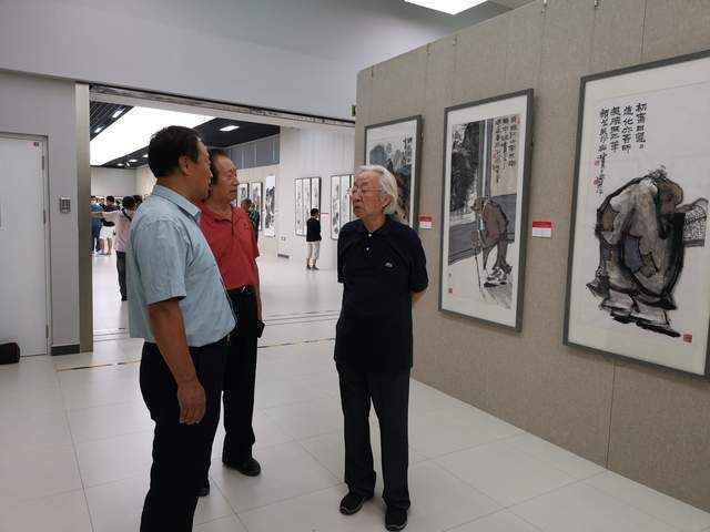 王开选与潘世勋在画展交流王开选与潘世勋,杜希贤,王天胜现场交流绘画