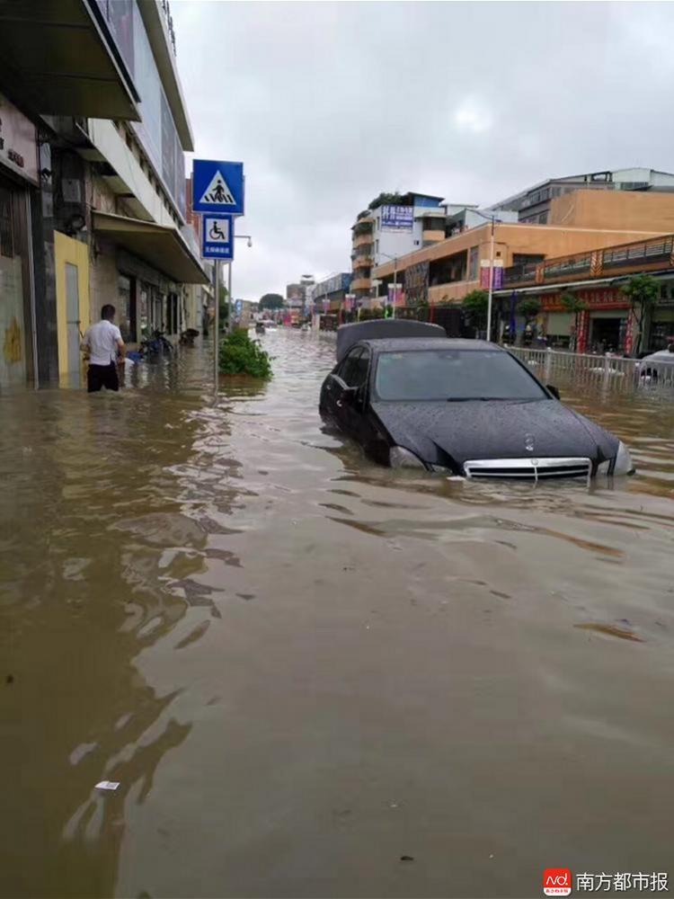 广州大水“洗劫”珠宝城 市民争相寻宝 (组图)