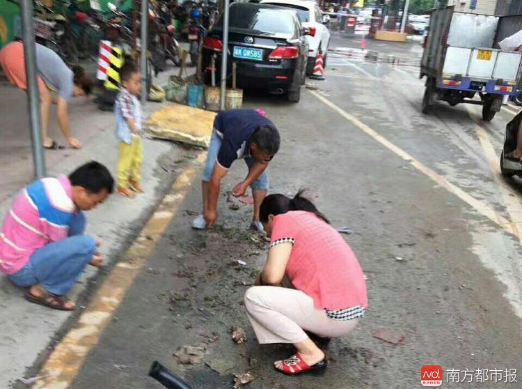 广州大水“洗劫”珠宝城 市民争相寻宝 (组图)