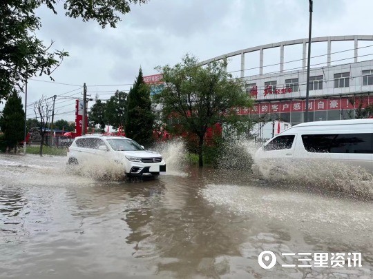 积水成河回家难106县道崔家村段下雨积水严重行人通行成问题