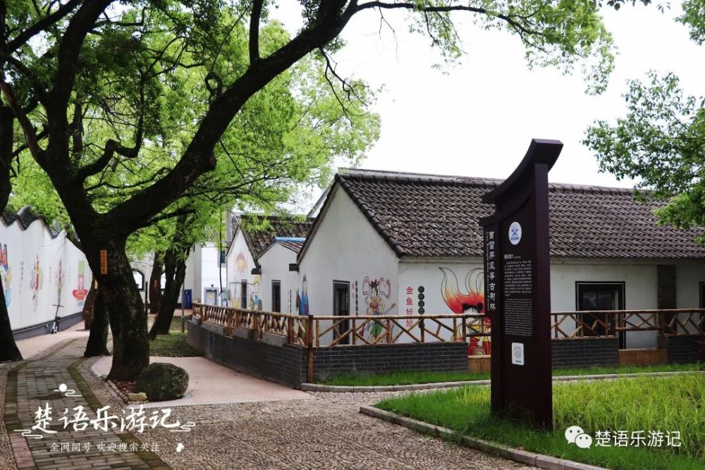 这个古村就是缪家村,它坐落在下莼公路的一侧,和鲒埼村,章胡村等比邻