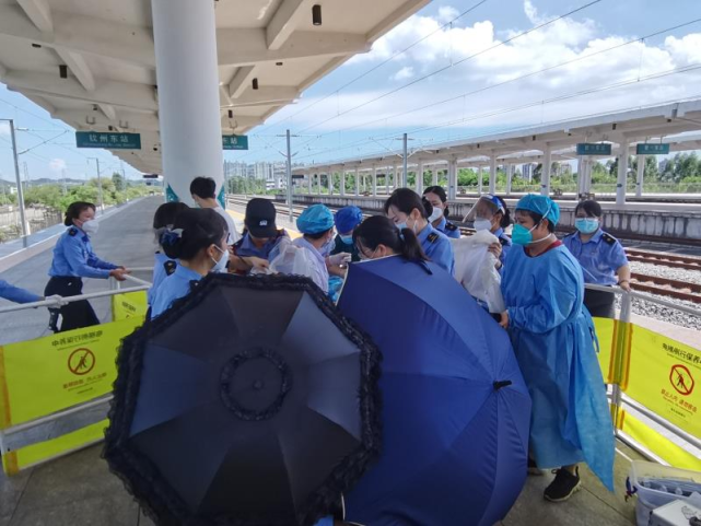 广西钦州：孕妇突然临盆 “95后”铁路小姐姐秒变“助产士”_腾讯新闻