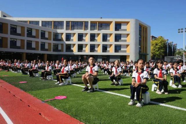 上午9时,北京石油学院附属小学三四年级的同学和清华东路小学的同学们