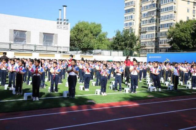 上午9时,北京石油学院附属小学三四年级的同学和清华东路小学的同学们