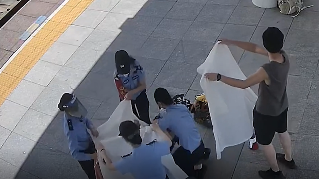 广西一火车站内孕妇临盆，95后客运值班员成功接生后激动大哭_腾讯新闻