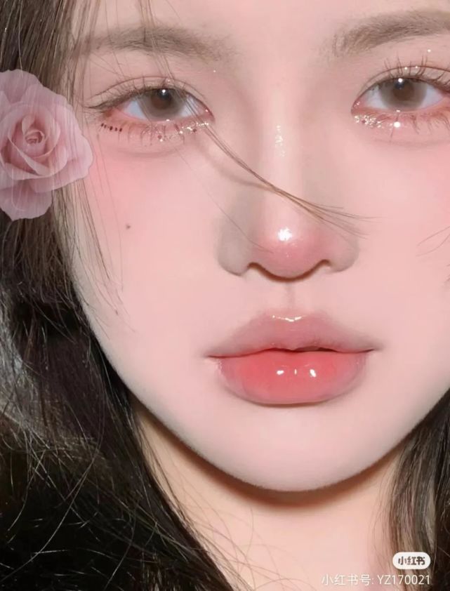 推荐妆容(2)凄楚感妆推荐妆容(3)冷媚感妆缺点矫正:1,面中部 做高光提