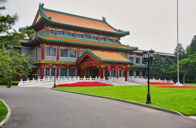 当然最鼎鼎大名的钓鱼台国宾馆,它本来就是北京西郊的钓鱼台景区.