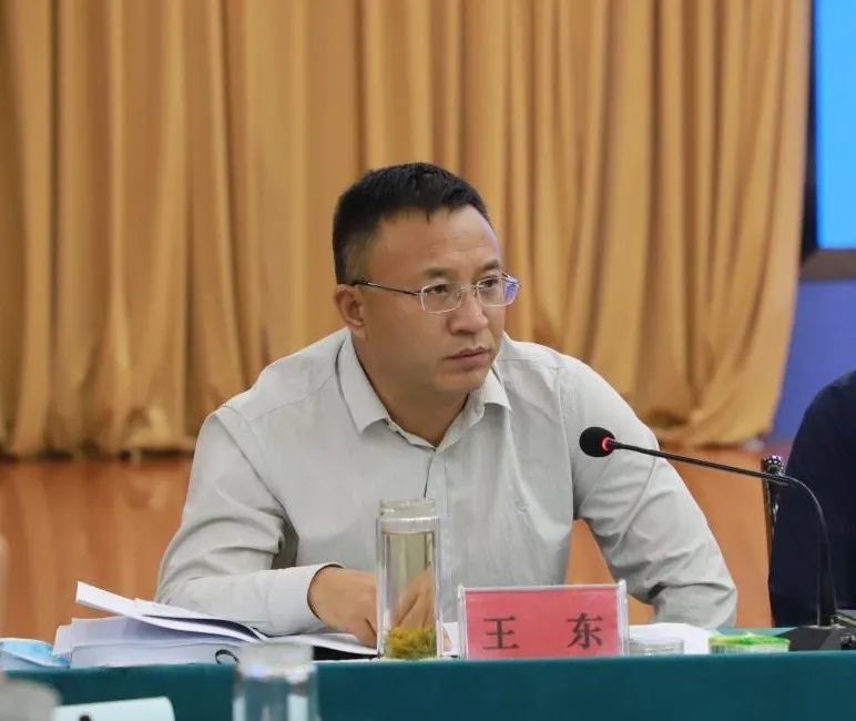会上,县委常委,常务副县长王学东讲解培训应急状态下的物资保供方案