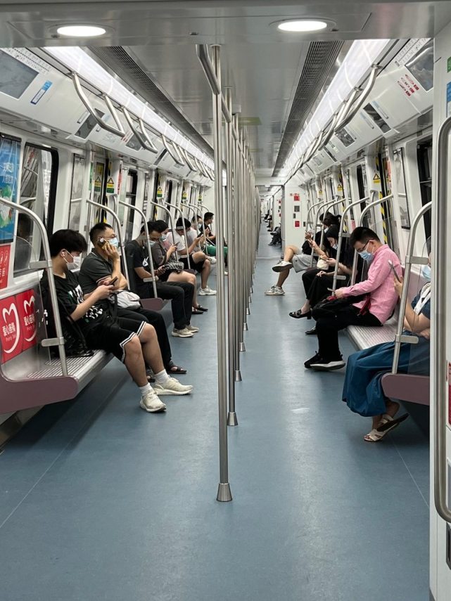 直击周一早高峰！深圳市民有序乘地铁返工_腾讯新闻