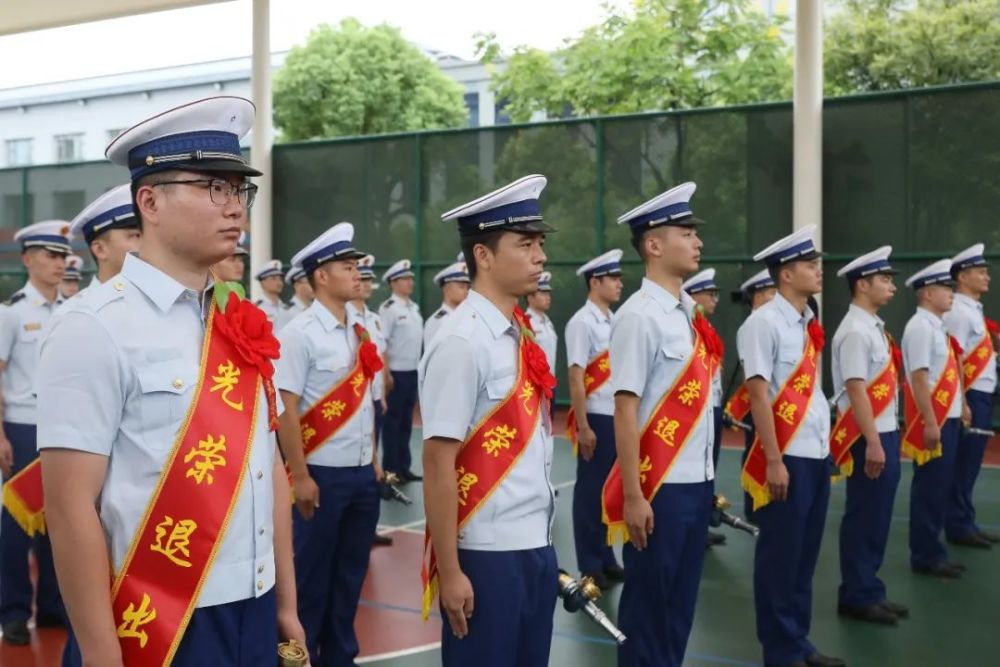 嘉兴支队党委成员为退出消防员卸下胸徽,领花,肩章;佩戴绶带.