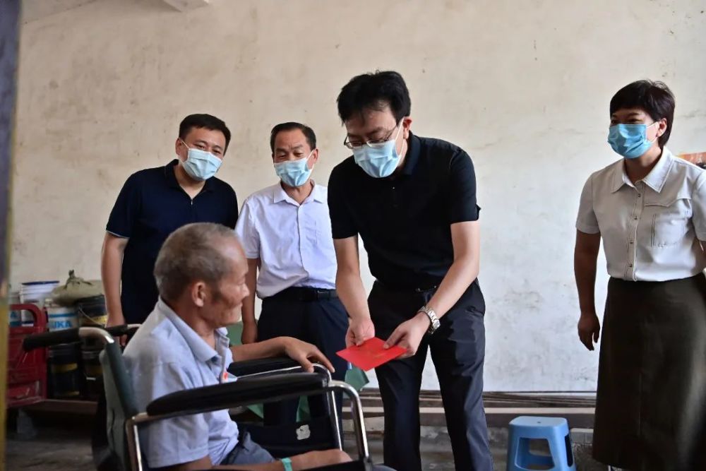 每到一户,杨远朝都与群众面对面交流,详细了解他们
