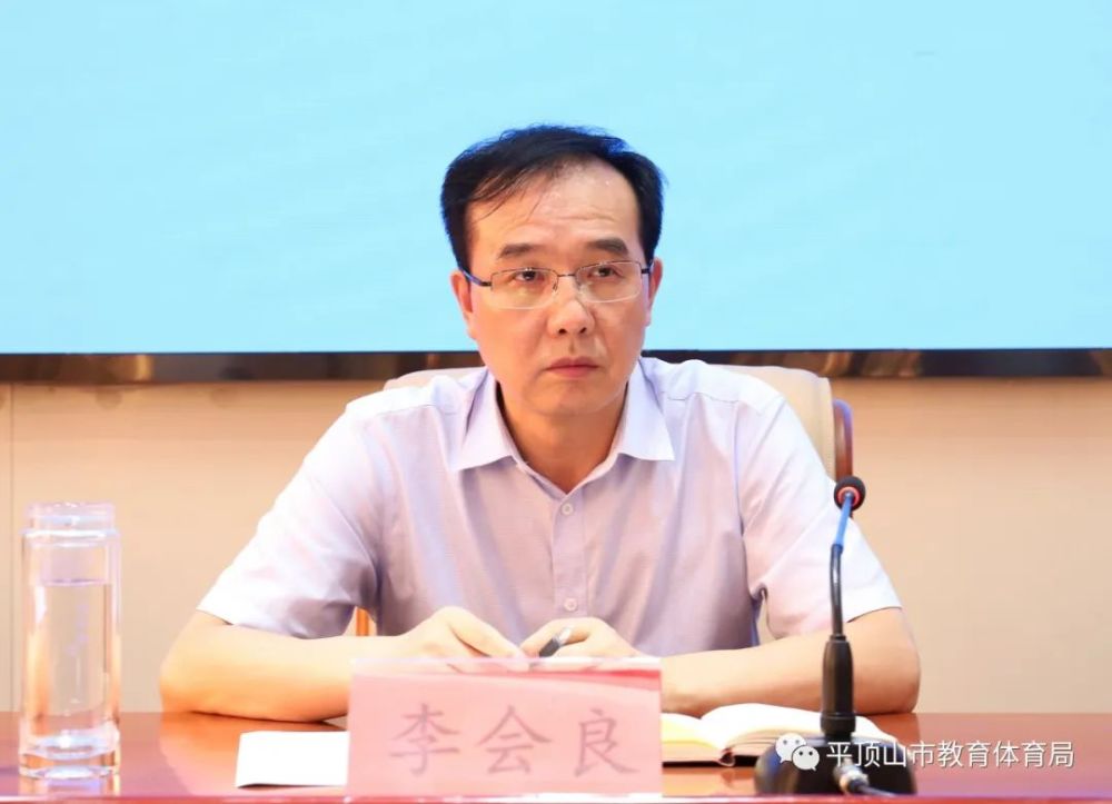 李会良指出,当前疫情防控形势严峻复杂,学校作为人员密