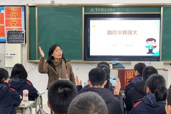 唐远琼用心做学生健康成长的守护者四川优秀教师典型代表风采