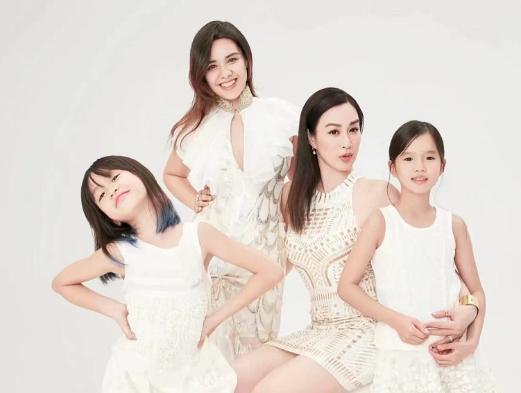 钟丽缇二女儿颜值开挂五官越长越高级模样竟丝毫不输妹妹考拉