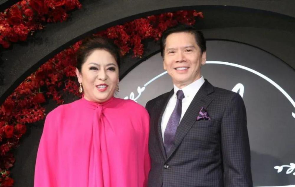 大多数人只知道向华强有过两段婚姻,一次是1976年与李小龙的"绯闻女友