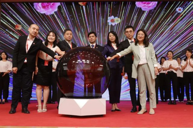 中国邮政速递物流股份有限公司副总经理林泽坚(中)等