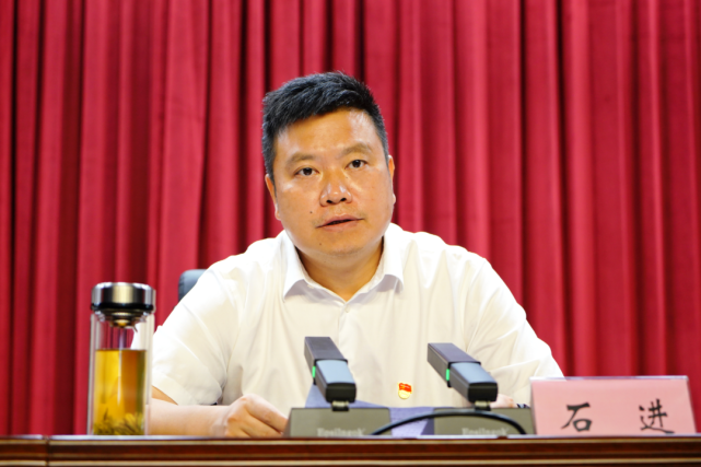 会上,石进代表县四家班子向战斗在一线的广大教师,教育工作者以及离