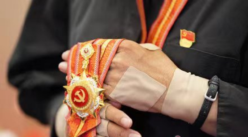 "2021年7月,张桂梅获"七一勋章.