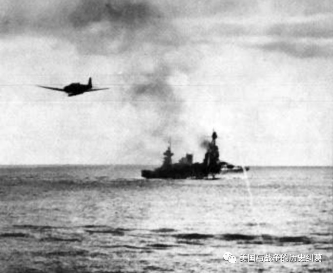 在圣克鲁斯海战中执行防空任务的"北安普顿"号,旁边飞过的是日军九七
