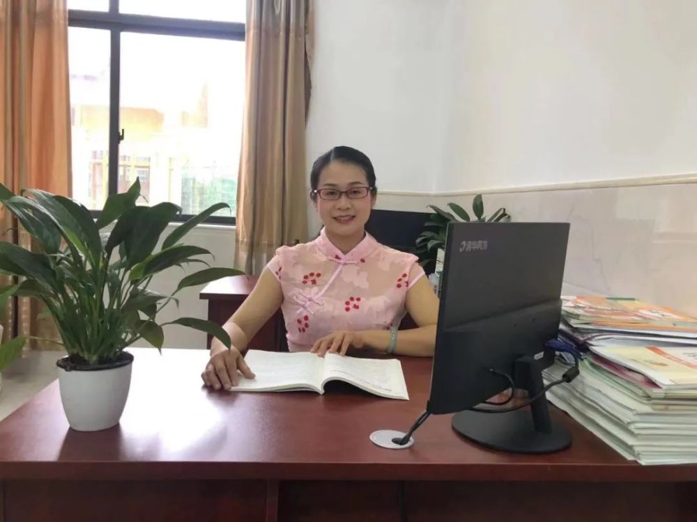 覃珍珍：诗心在左 匠心在右 永葆教育初心