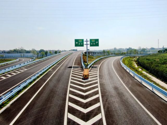 352km,全线采用双向四车道高速公路标准建设,设计速度120公里/小时