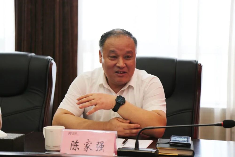 经营发展部经理张伟鹏;华英农业董事长许水均,常务副总经理张勇,副总